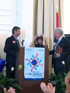 Shannon Haralson presents Carol with First-Spouse Tiara